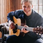 Zondag Samen: Matthijn Buwalda vangt het leven in liedjes